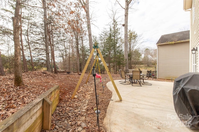 view of yard with a patio area