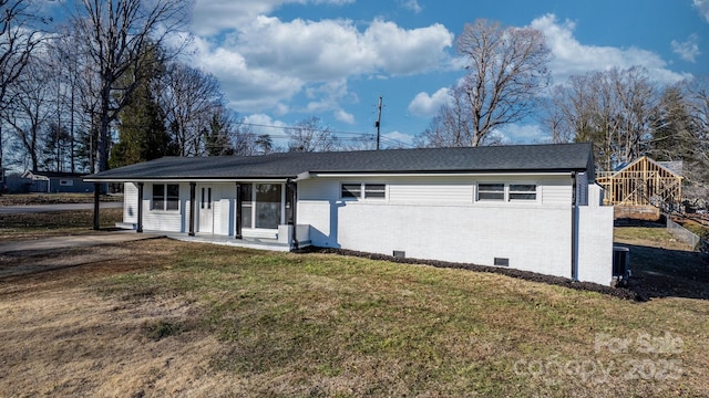 view of front facade featuring a porch, crawl space, a front yard, and brick siding