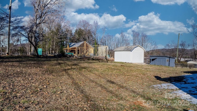 view of yard featuring a storage unit