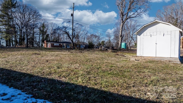 view of yard with a storage shed