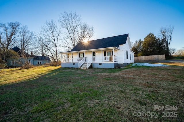 view of front facade with a front lawn and covered porch