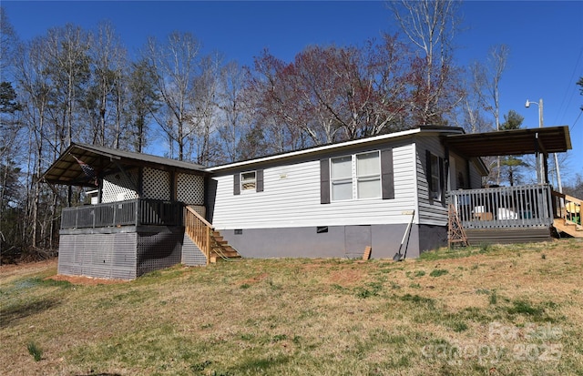 view of front facade featuring crawl space, a deck, and a front lawn