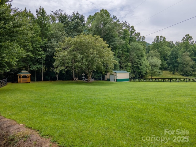 view of yard with an outdoor structure