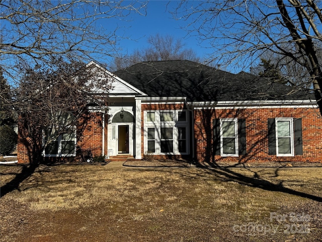 view of front facade with a front lawn