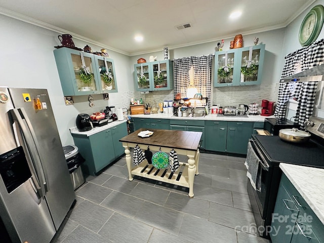 kitchen featuring tasteful backsplash, stainless steel fridge, sink, and range with electric cooktop