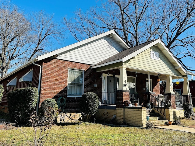 view of front of property featuring a front lawn and covered porch