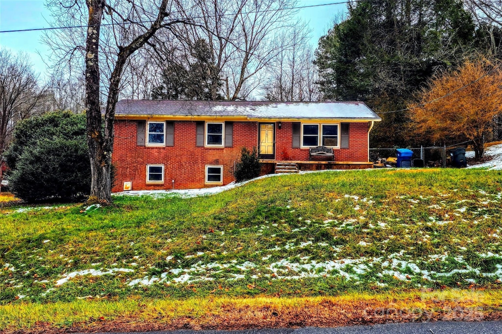 view of front facade featuring a front yard