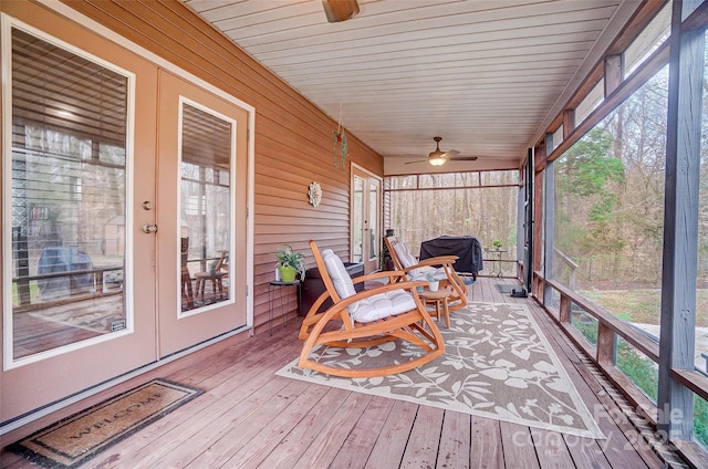 sunroom featuring ceiling fan