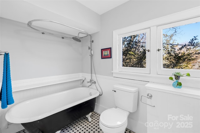 bathroom with toilet and a bathtub