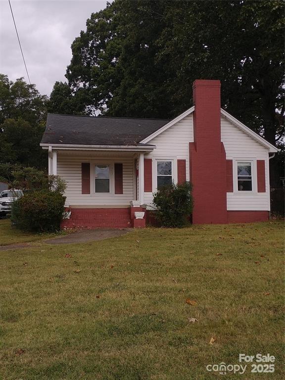 view of front of property featuring a front lawn