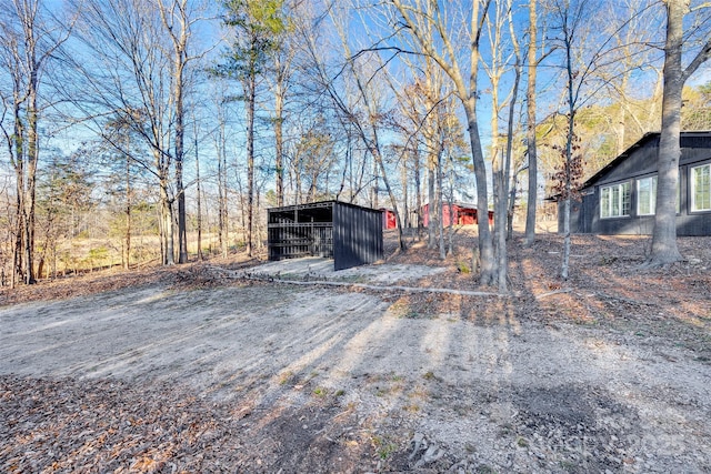 view of yard with an outdoor structure