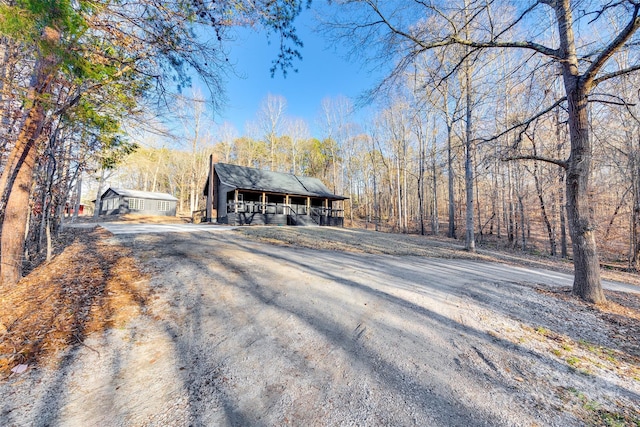 view of front of home featuring an outdoor structure