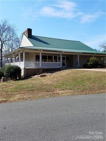 view of front of house with a front yard