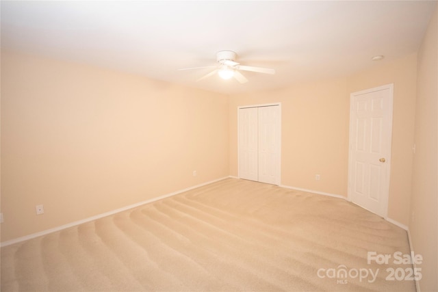 carpeted empty room featuring ceiling fan