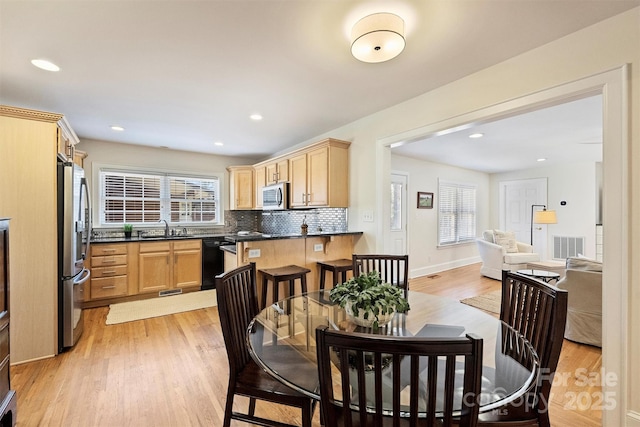 dining space featuring visible vents, recessed lighting, light wood-style flooring, and baseboards