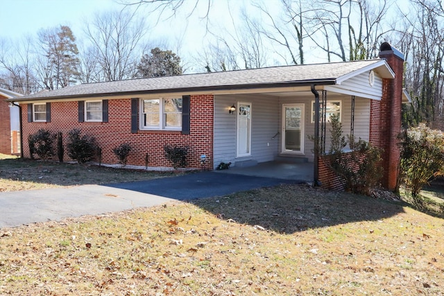 single story home with a carport