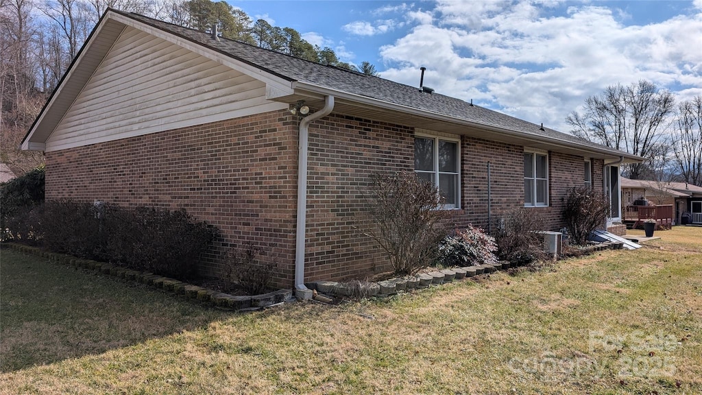 view of side of property featuring a yard