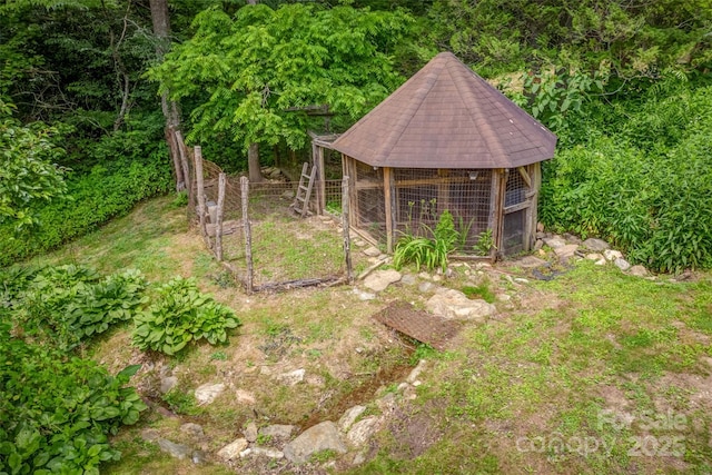 view of yard featuring an outbuilding