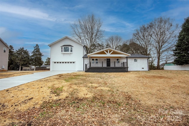 view of front facade featuring a garage, a front lawn, and a porch