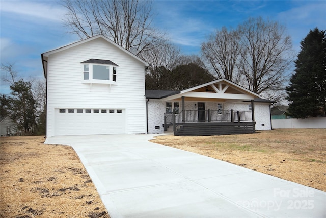 view of front facade featuring a garage, a front yard, and a porch