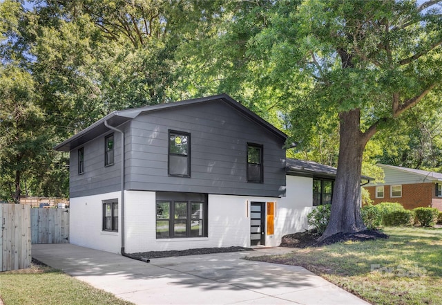 view of front of home featuring a front lawn