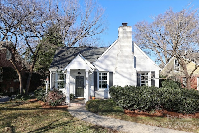 view of front of property with a front yard