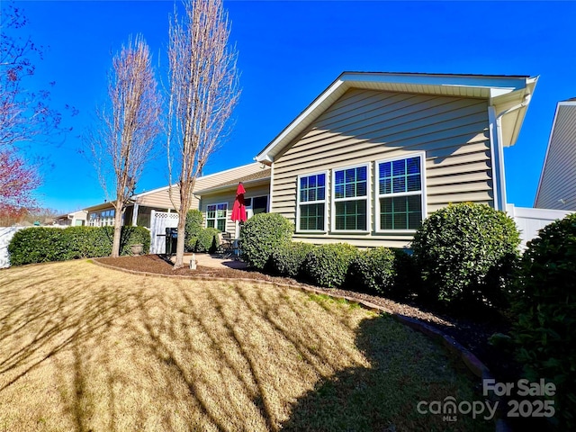 view of front of property featuring a front yard