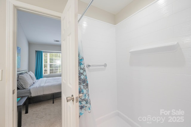 bathroom featuring a shower with shower curtain