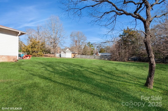 view of yard featuring a storage shed