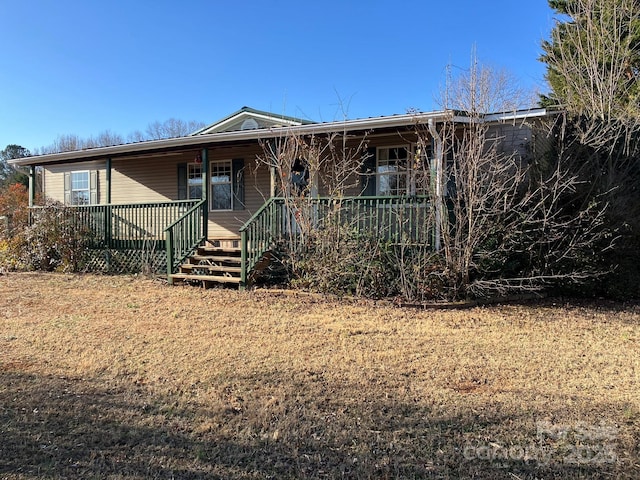 view of front of property with a front yard