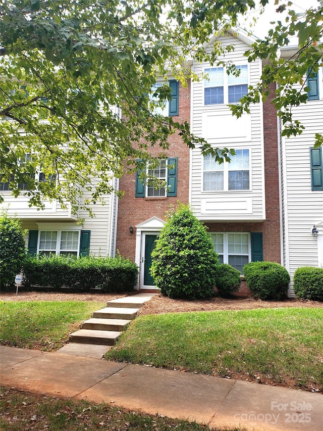 view of front facade featuring a front lawn