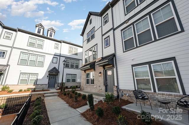 view of front of home featuring a patio area