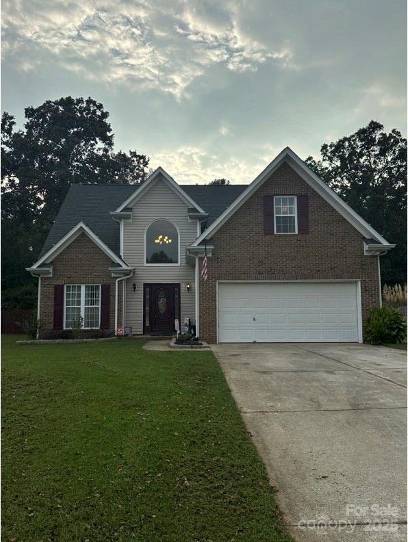 view of front property featuring a garage and a front yard