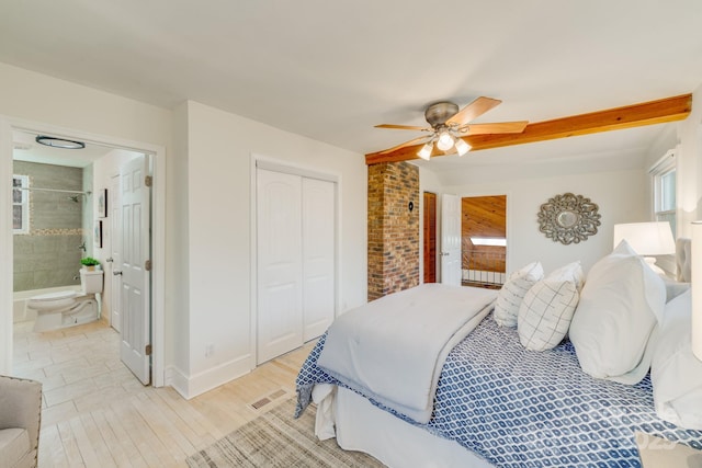 bedroom with ceiling fan, a closet, ensuite bath, and light hardwood / wood-style flooring