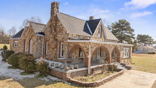 view of front of property featuring a porch