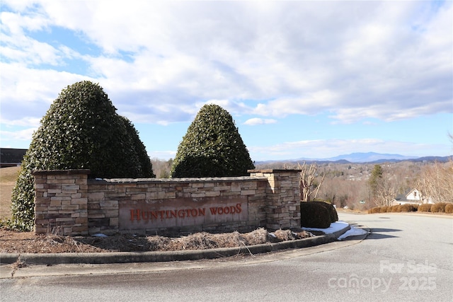 community / neighborhood sign featuring a mountain view