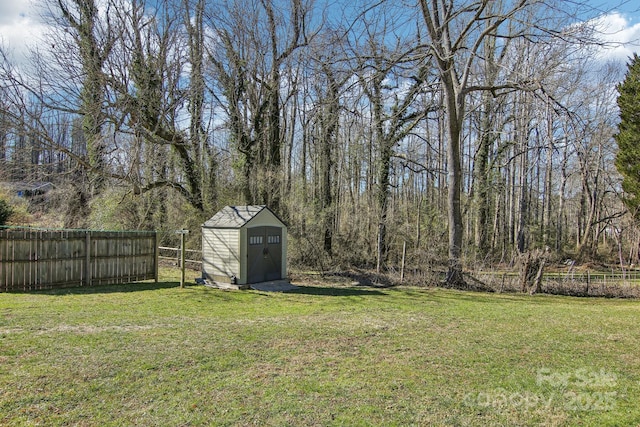 view of yard featuring a storage shed