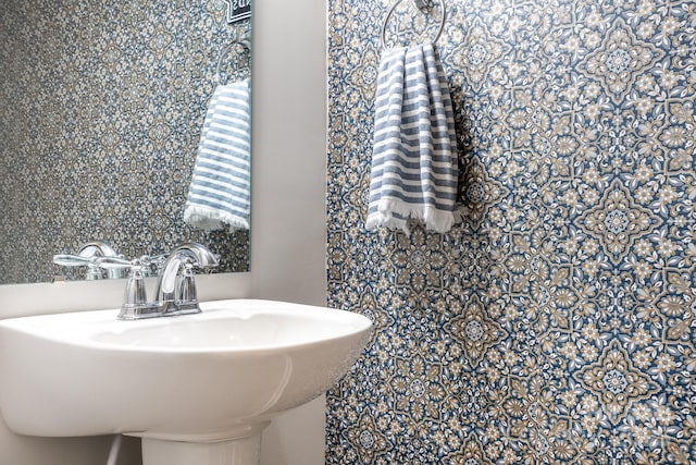 bathroom featuring sink