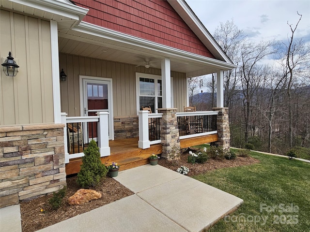 doorway to property with covered porch and ceiling fan