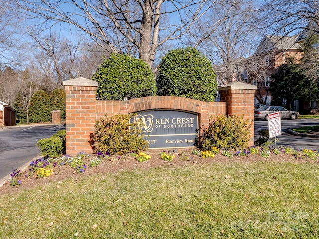 community sign featuring a lawn