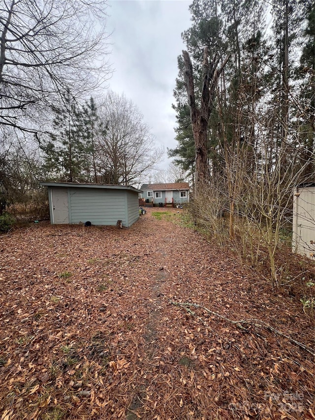 view of yard featuring an outbuilding