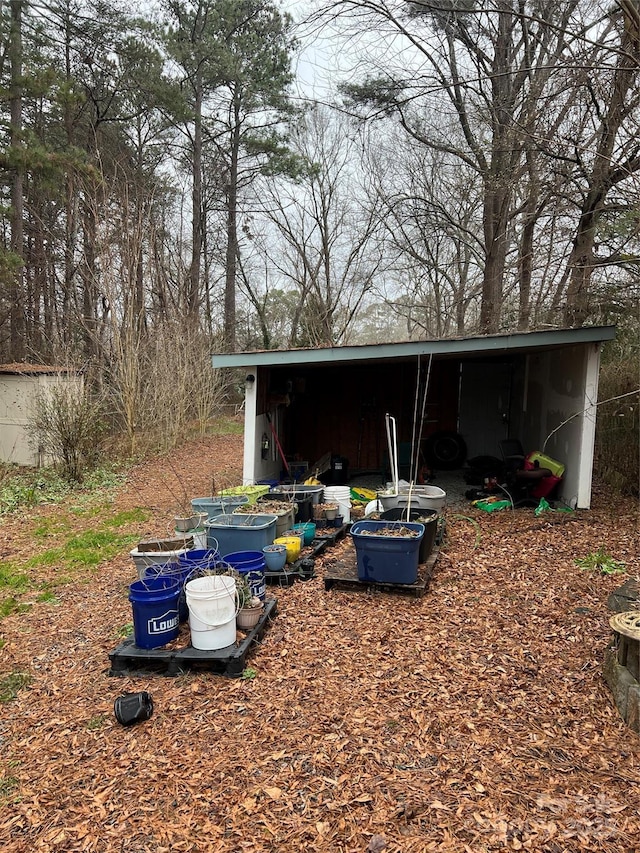 view of yard featuring an outbuilding