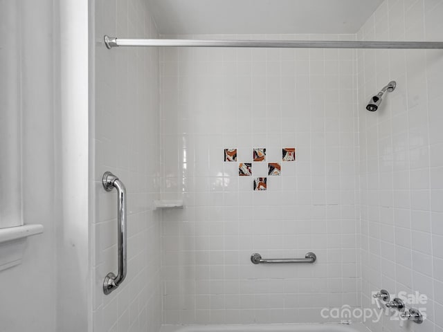 bathroom featuring tiled shower