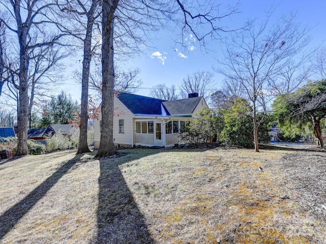 ranch-style home featuring a front lawn