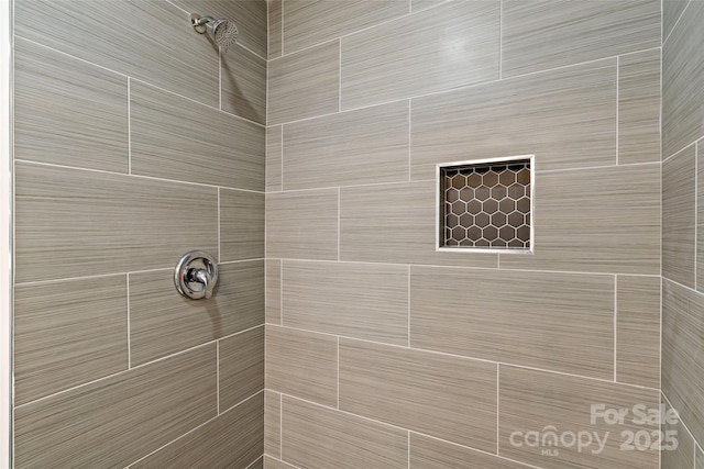 bathroom featuring tiled shower