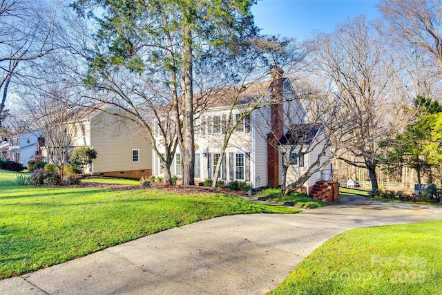 view of front of house featuring a front lawn