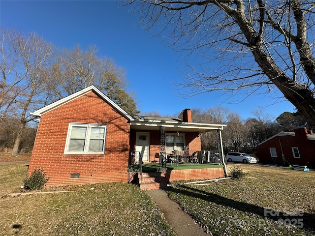 view of front facade with a front lawn and covered porch