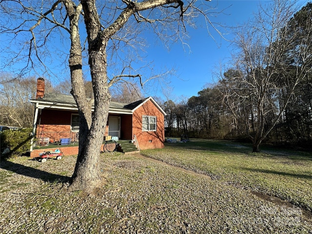 view of front of home with covered porch and a front lawn