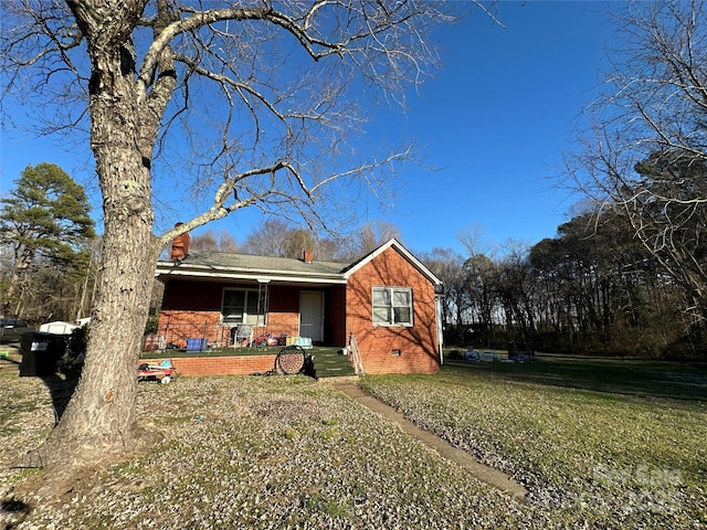 view of front facade featuring a front yard