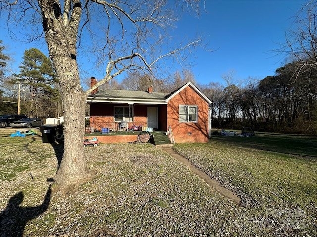 view of front of property with a front lawn and a porch